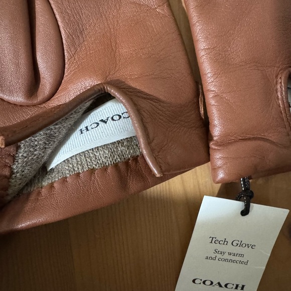🥰 Coach Sculpted Signature Leather Tech Gloves Saddle - Picture 5 of 7